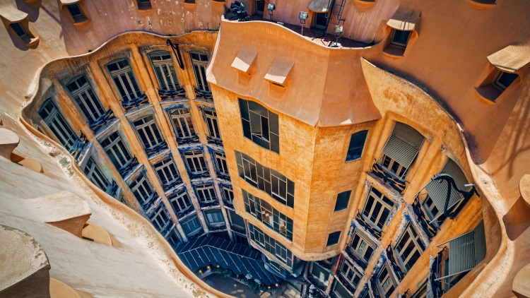 Iluminación natural en los espacios de Gaudí_1500_844_3