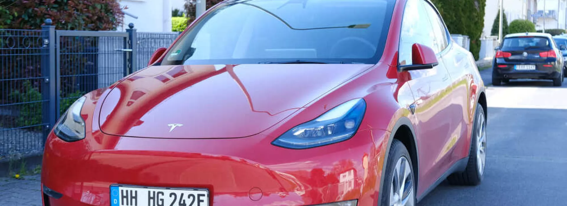 coches_electricos_con_mas_autonomia_tesla_rojo_aparcado