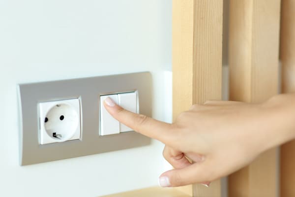 Cómo sustituir un regulador de luz por un interruptor normal