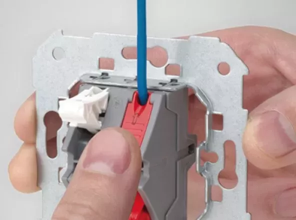 O cabo está perfeitamente conectado para que os fios de cobre não fiquem soltos.