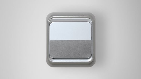 Acabado aluminio, marco plata.